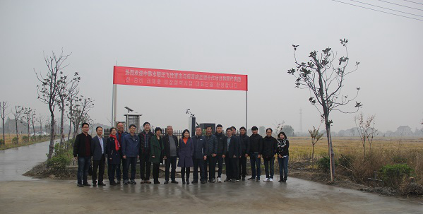 樱花视频在线副总经理朱旭华(左二)为考察团一行详细介绍了水稻病虫害绿色防控设备 樱花视频在线副总经理朱旭华(左二)为考察团一行详细介绍了水稻病虫害绿色防控设备