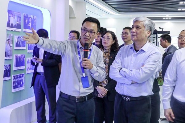 全国人大常委会副委员长丁仲礼莅临樱花视频在线考察调研 全国人大常委会副委员长丁仲礼莅临樱花视频在线考察调研