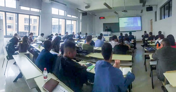 樱花视频在线营销中心副总监龙捷频为培训班作内容讲解 樱花视频在线营销中心副总监龙捷频为培训班作内容讲解