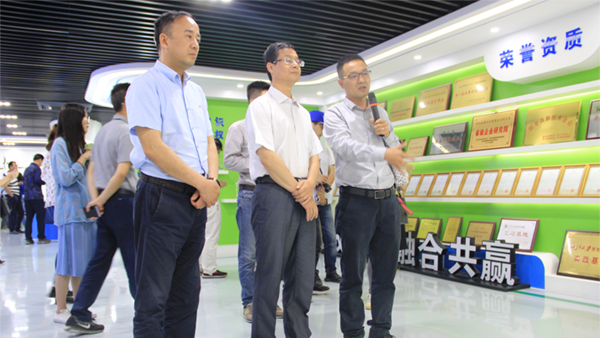 谢主任一行参观樱花视频在线展厅 谢主任一行参观樱花视频在线展厅