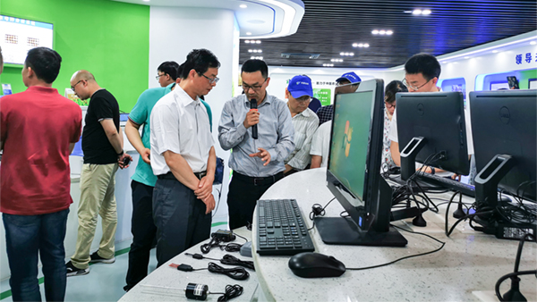 谢主任一行参观樱花视频在线展厅 谢主任一行参观樱花视频在线展厅