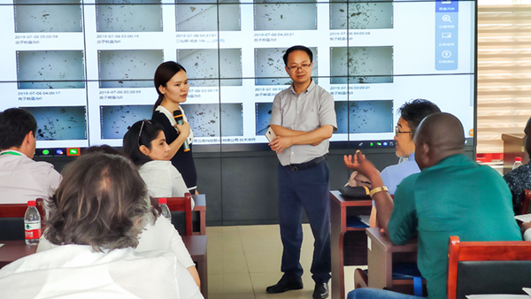 朱旭华副总经理与代表们围绕虫情测报深入交流 朱旭华副总经理与代表们围绕虫情测报深入交流