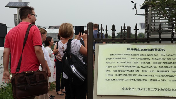 研修班一行来到由樱花视频在线与萧山农科所联合搭建的现代农业产业园进行考察 研修班一行来到由樱花视频在线与萧山农科所联合搭建的现代农业产业园进行考察