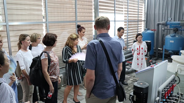 研修班一行来到由樱花视频在线与萧山农科所联合搭建的现代农业产业园进行考察 研修班一行来到由樱花视频在线与萧山农科所联合搭建的现代农业产业园进行考察