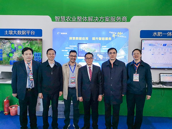 领导一行莅临樱花视频在线展位 领导一行莅临樱花视频在线展位