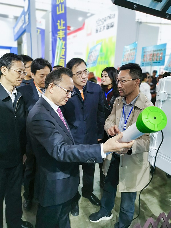 樱花视频在线董事长陈渝阳向刘天金主任介绍智能樱花视频污下载墒情监测设备 樱花视频在线董事长陈渝阳向刘天金主任介绍智能樱花视频污下载墒情监测设备