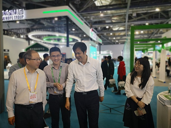 蔡元杰总农艺师对樱花视频在线寄予厚望 蔡元杰总农艺师对樱花视频在线寄予厚望