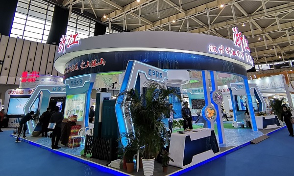 樱花视频在线向现场的新农民与企业代表们展示了最新的相关技术产品与服务平台成果 樱花视频在线向现场的新农民与企业代表们展示了最新的相关技术产品与服务平台成果