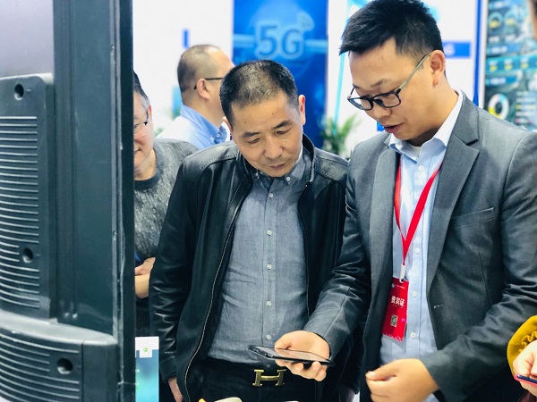 樱花视频在线技术人员为用户演示见虫APP 樱花视频在线技术人员为用户演示见虫APP