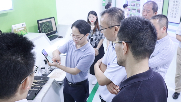 杭州市科技局局长赵喜凯一行莅临樱花视频在线考察调研1 杭州市科技局局长赵喜凯一行莅临樱花视频在线考察调研1