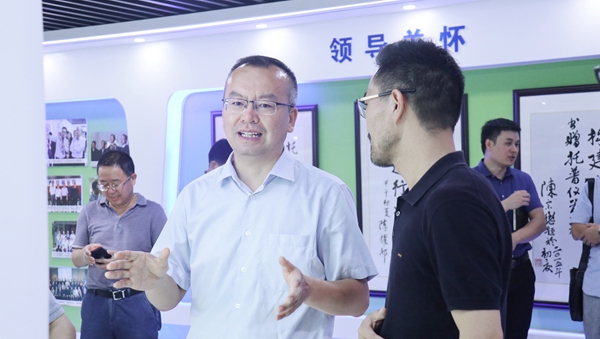 赵喜凯局长参观樱花视频在线展厅 赵喜凯局长参观樱花视频在线展厅