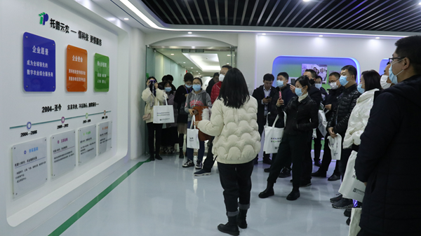 工作人员介绍公司情况 工作人员介绍公司情况