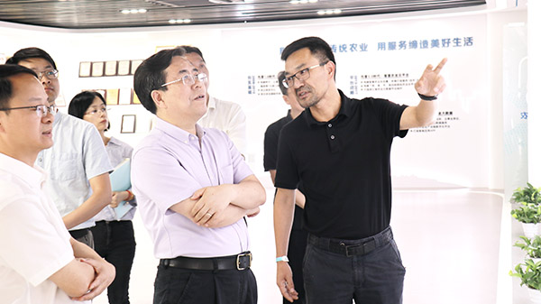 应义斌教授一行参观樱花视频在线数字三农展厅 应义斌教授一行参观樱花视频在线数字三农展厅