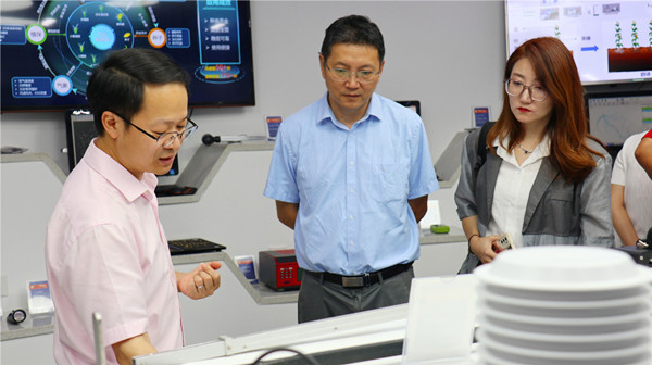 王建军一行参观樱花视频在线数字展厅 王建军一行参观樱花视频在线数字展厅